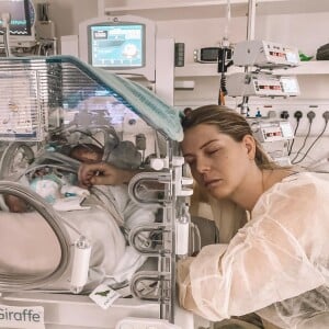 Jessica Thivenin avec son fils Maylone à l'hôpital, 18 octobre 2019