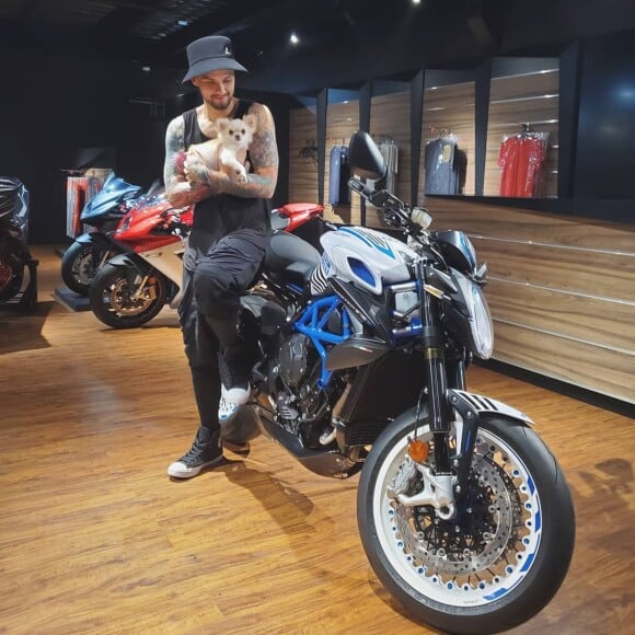 Billy Crawford a posté deux photos sur Instagram pour montrer le cadeau offert par sa femme. Le 2 décembre 2019.