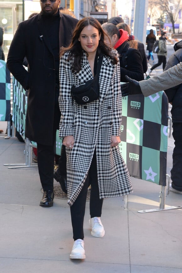 La chanteuse française Jain (Jeanne Galice) porte un long manteau noir et blanc à la sortie de l'émission AOL Live à New York le 25 janvier 2018.