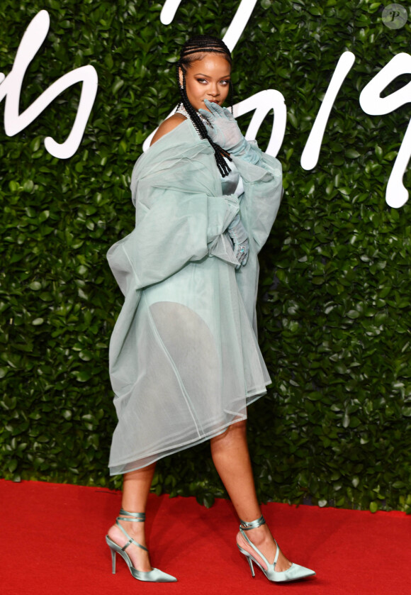 Rihanna assiste à la cérémonie des "Fashion Awards 2019" au Royal Albert Hall à Londres, le 2 décembre 2019.