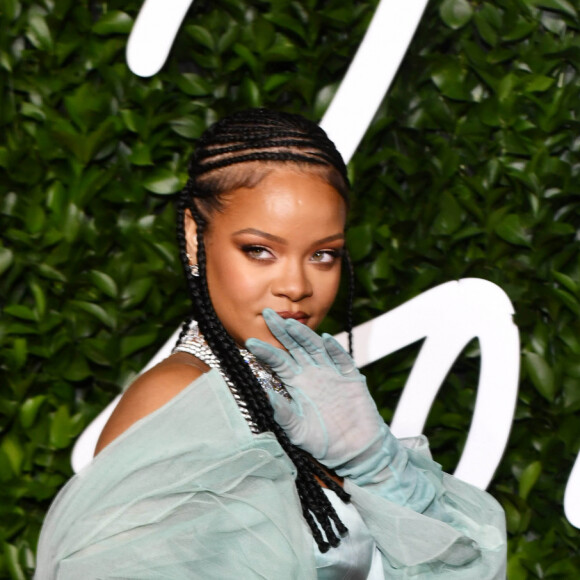 Rihanna assiste à la cérémonie des "Fashion Awards 2019" au Royal Albert Hall à Londres, le 2 décembre 2019.