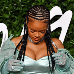 Rihanna assiste à la cérémonie des "Fashion Awards 2019" au Royal Albert Hall à Londres, le 2 décembre 2019.