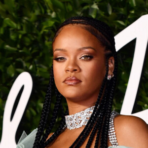 Rihanna assiste à la cérémonie des "Fashion Awards 2019" au Royal Albert Hall à Londres, le 2 décembre 2019.