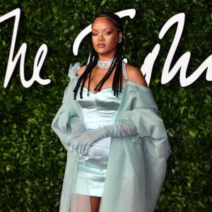 Rihanna assiste à la cérémonie des "Fashion Awards 2019" au Royal Albert Hall à Londres, le 2 décembre 2019.