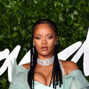 Rihanna assiste à la cérémonie des "Fashion Awards 2019" au Royal Albert Hall à Londres, le 2 décembre 2019.