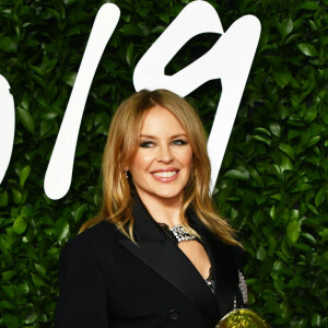 Kylie Minogue assiste à la cérémonie des "Fashion Awards 2019" au Royal Albert Hall à Londres, le 2 décembre 2019.