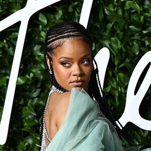 Rihanna assiste à la cérémonie des "Fashion Awards 2019" au Royal Albert Hall à Londres, le 2 décembre 2019.