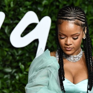 Rihanna assiste à la cérémonie des "Fashion Awards 2019" au Royal Albert Hall à Londres, le 2 décembre 2019.