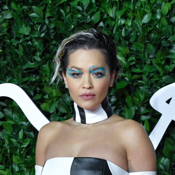 Rita Ora assiste à la cérémonie des "Fashion Awards 2019" au Royal Albert Hall à Londres, le 2 décembre 2019.