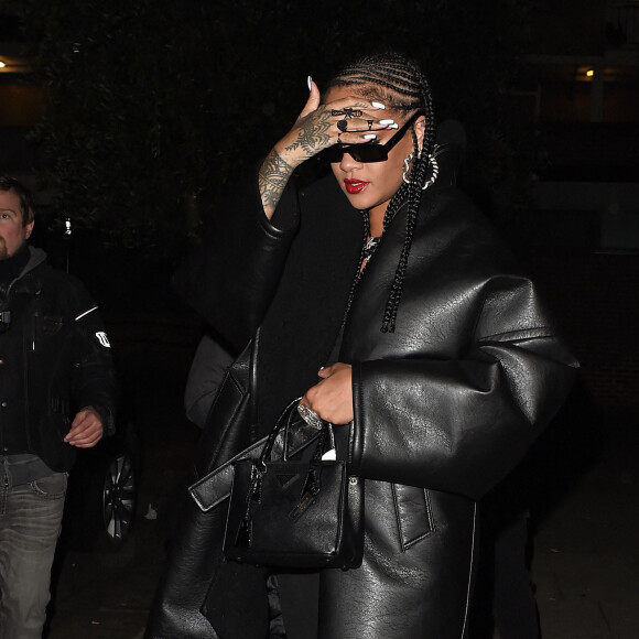 Rihanna quitte l'after party de sa marque, Fenty, au Laylow Club dans le quartier de Notting Hill. Le 2 décembre 2019.