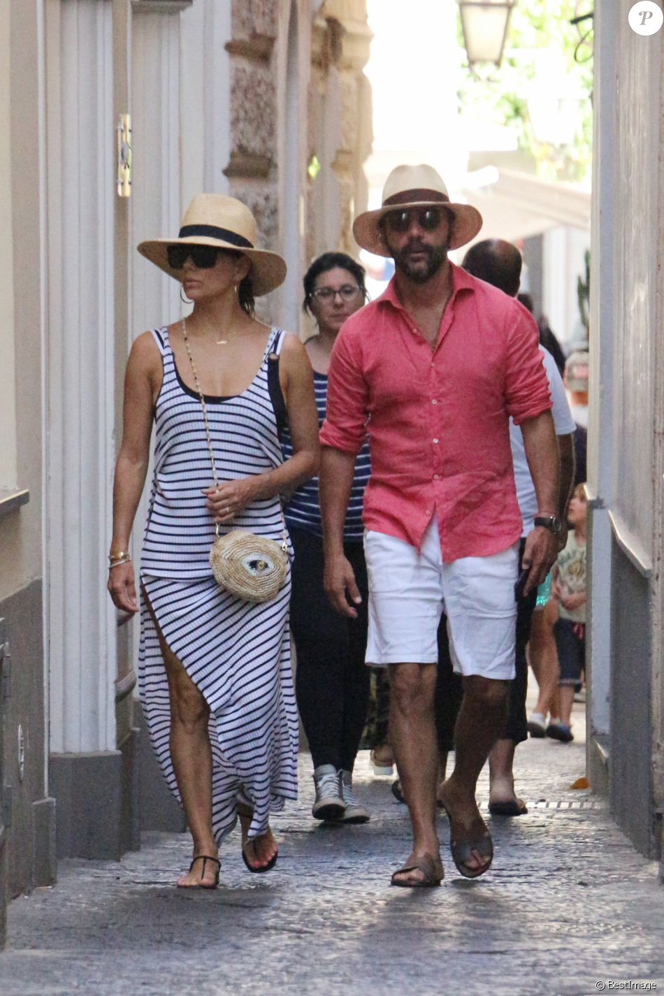 Eva Longoria, son mari Jose Baston se promènent en amoureux dans les rues de Capri en Italie le Eva Longoria, son mari Jose Baston se promènent en amoureux dans les rues de Capri en Italie le