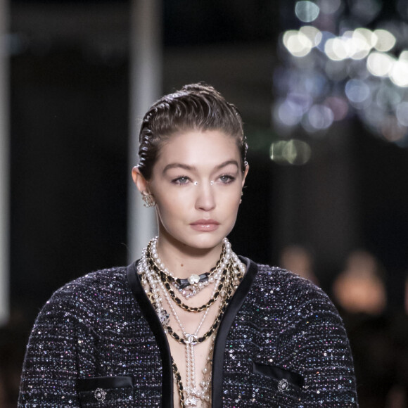 Gigi Hadid défile pour Chanel et la collection Métiers d'Art Paris - 31, Rue Cambon au Grand Palais. Paris, le 4 décembre 2019.