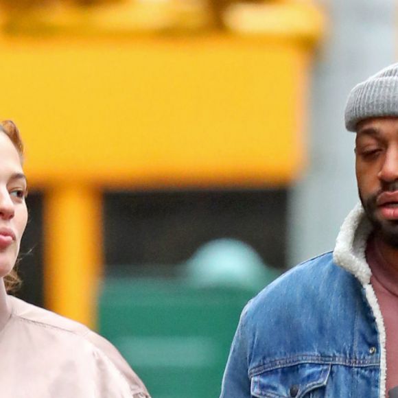 Exclusif - Ashley Graham (enceinte) et son mari Justin Ervin se promènent dans les rues de New York le 23 Novembre 2019
