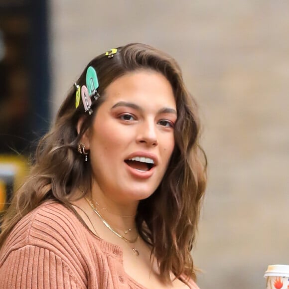 Exclusif - Ashley Graham enceinte, un café à la main, dans les rues de New York, le 18 novembre 2019.