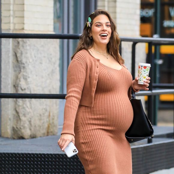 Exclusif - Ashley Graham enceinte, un café à la main, dans les rues de New York, le 18 novembre 2019.