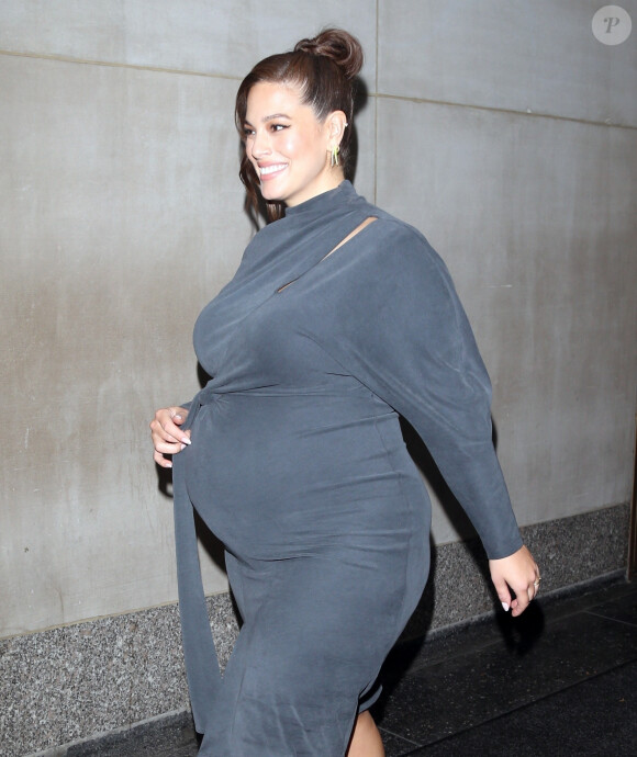 Ashley Graham, enceinte, quitte les studios de l'émission "The Today Show" à New York, le 30 octobre 2019.