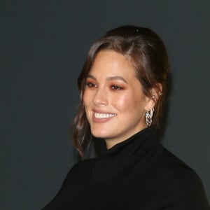 Ashley Graham, enceinte à la première de la série d'Apple TV+ "The Morning Show" au Lincoln Center à New York, le 28 octobre 2019.