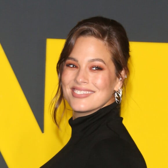 Ashley Graham, enceinte à la première de la série d'Apple TV+ "The Morning Show" au Lincoln Center à New York, le 28 octobre 2019.