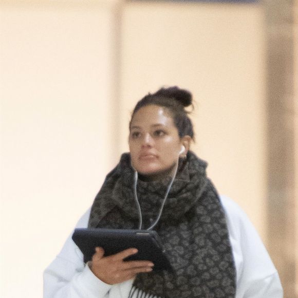 Exclusif - Ashley Graham enceinte arrive avec son mari Justin Ervin à l'aéroport de JFK à New York, le 27 octobre 2019