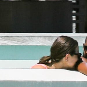 Exclusif - Ashley Graham (enceinte) se détend avec son mari Justin Ervin dans la piscine de leur hôtel à Saint-Barthélemy le 20 août 2019.