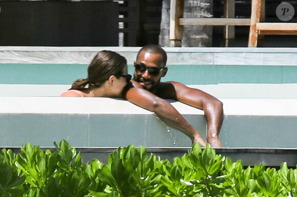 Exclusif - Ashley Graham (enceinte) se détend avec son mari Justin Ervin dans la piscine de leur hôtel à Saint-Barthélemy le 20 août 2019.