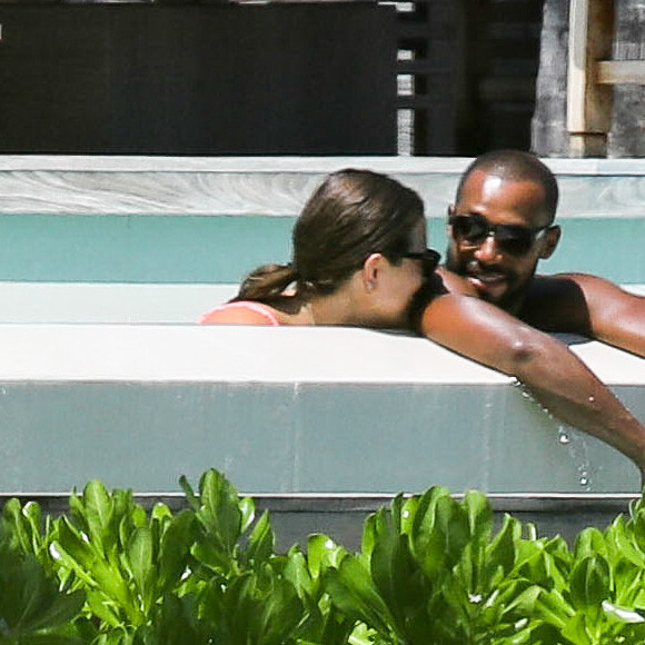 Exclusif - Ashley Graham (enceinte) se détend avec son mari Justin Ervin dans la piscine de leur hôtel à Saint-Barthélemy le 20 août 2019.
