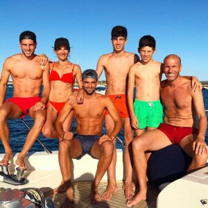 Zinédine Zidane pose avec sa femme Véronique et leurs quatre fils lors de leurs vacances à Ibiza, juillet 2017.