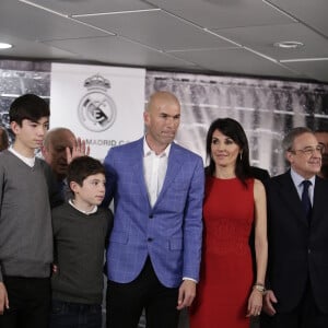 Zinédine Zidane devient l'entraîneur du Real de Madrid et remplace ainsi Rafael Benítez lors d'une cérémonie au Stade Santiago Bernabéu à Madrid le 4 janvier 2016.