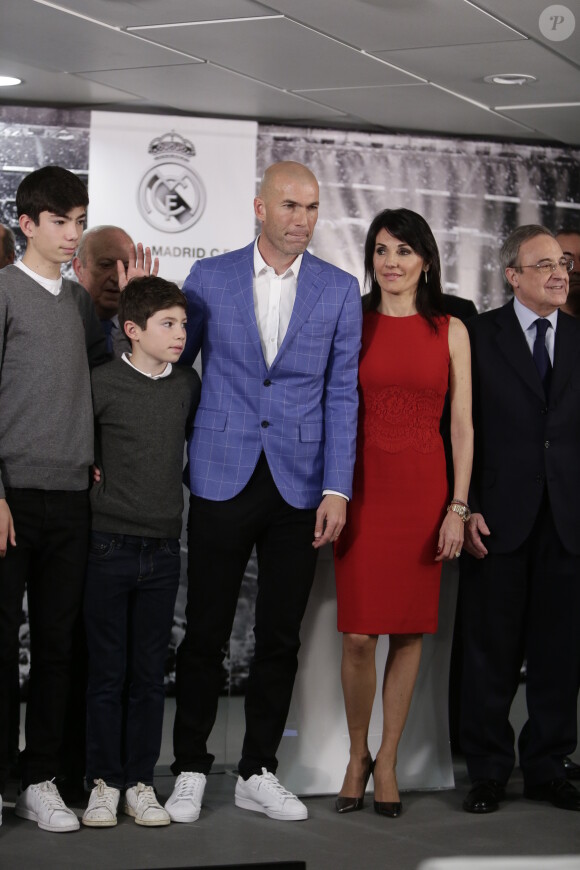 Zinédine Zidane devient l'entraîneur du Real de Madrid et remplace ainsi Rafael Benítez lors d'une cérémonie au Stade Santiago Bernabéu à Madrid le 4 janvier 2016.