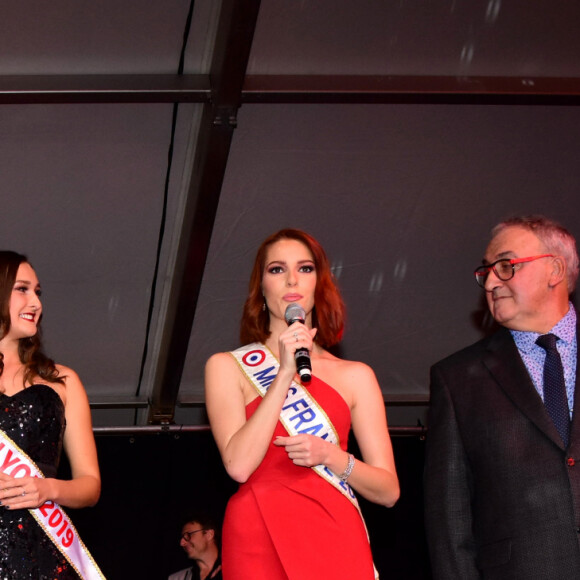Miss dauphine du Beaujolais, Charlyne Pringault, Miss Lyon 2019, Anaïs Roux , Maëva Coucke (miss France 2018), marraine du Festival et le président du Festival, Daniel Bulliat - Cérémonie d'ouverture du festival du Beaujolais nouveau "Les Sarmentelles" à Beaujeu le 20 novembre 2019. © Romain Doucelin/Bestimage20/11/2019 - Beaujeu
