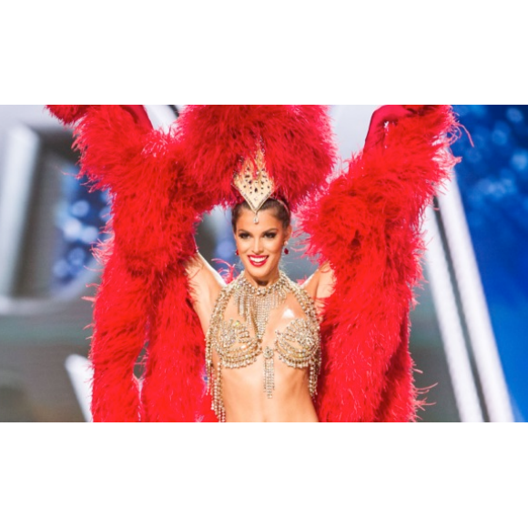 Iris Mittenaere, Miss France 2016, dans son costume du Moulin Rouge lors du tour de présélection au concours Miss Univers à Manille le 30 janvier 2017.