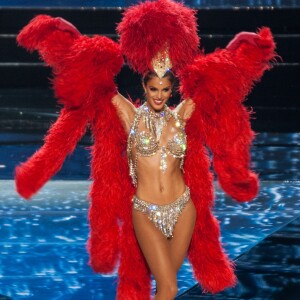 L'incroyable Iris Mittenaere (Miss France 2016) dans un costume ultra sexy de danseuse du Moulin Rouge lors de l'élection de Miss Univers 2017 à la salle omnisports Mall of Asia Arena à Pasay, Chili, le 26 janvier 2017.