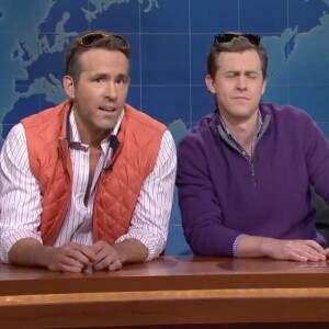 Ryan Reynolds et Colin Jost dans l'émission "Saturday Night Live". Le 24 novembre 2019.
