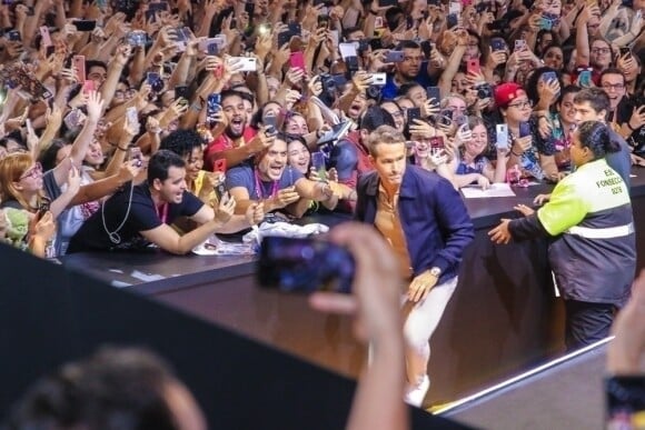 Exclusif - Ryan Reynolds a fait une chute sans gravité entre le podium et la foule au Comic Con de Sao Paulo le 7 décembre 2019.
