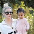 Exclusif - Khloe Kardashian est allée au Calabasas Farmers Market avec sa fille True à Los Angeles, le 16 novembre 2019.