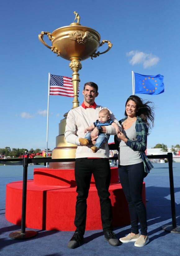 Michael Phelps et Nicole Johnson ont accueilli leur troisième enfant le 9 septembre 2019 : un garçon prénommé Maverick Nicolas. Le champion de natation et son épouse sont déjà parents de deux enfants : Beckett et Boomer, 2 ans et 1 an. Ici, le couple avec son aîné en 2016. 