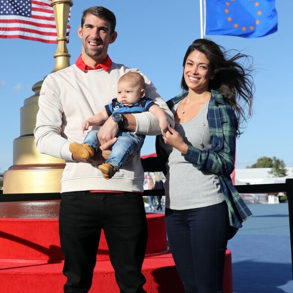 Michael Phelps et Nicole Johnson ont accueilli leur troisième enfant le 9 septembre 2019 : un garçon prénommé Maverick Nicolas. Le champion de natation et son épouse sont déjà parents de deux enfants : Beckett et Boomer, 2 ans et 1 an. Ici, le couple avec son aîné en 2016. 
