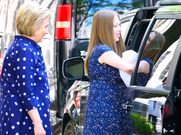 Chelsea Clinton et son mari Mark Mezvinsky ont accueilli leur troisième enfant le 22 juillet 2019 : un garçon prénommé Jasper. Le couple est déjà parent d'un garçon, Aidan (3 ans) et une fille Charlotte (4 an). Ici, Chelsea à la sortie de la maternité avec son bébé et sa mère Hillary Clinton, à New York. 