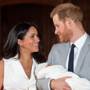 Le prince Harry et Meghan Markle ont accueilli leur premier enfant le 6 mai 2019, après une grossesse sous haute surveillance médiatique. Baptisé Archie Harrison Mountbatten-Windsor, le petit garçon est septième dans l'ordre de succession au trône.