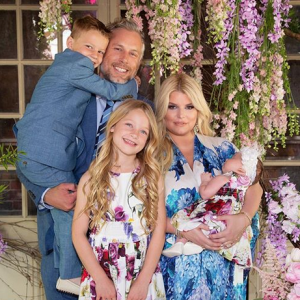 Jessica Simpson et son mari Eric Johnson ont accueilli leur troisième enfant le 19 mars 2019 : une fille prénommée Birdie Mae. La star américaine et son mari sont aussi les parents de Ace Knute (5 ans) et Maxwell Drew (7 ans). 