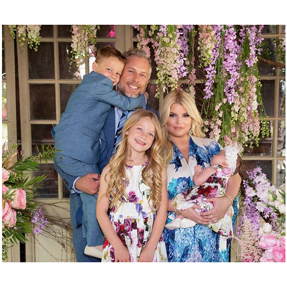 Jessica Simpson et son mari Eric Johnson ont accueilli leur troisième enfant le 19 mars 2019 : une fille prénommée Birdie Mae. La star américaine et son mari sont aussi les parents de Ace Knute (5 ans) et Maxwell Drew (7 ans). 