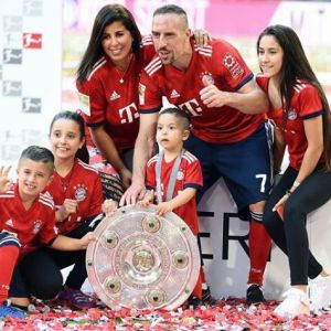 Franck Ribéry et sa femme Wahiba ont accueilli leur cinquième enfant le 17 février 2019 : une petite fille prénommée Keltoum. Le footballeur et son épouse sont également les parents d'Hiziya (13 ans), Shakinez (11 ans), Seïf el Islam (6 ans) et Mohammed (3 ans).
et leurs quatre enfants, Hizya, Shakinez, Seïf el Islam et Mohammed. Instagram, Ici, la famille en mai 2018.