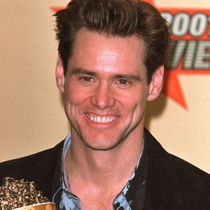 Jim Carrey, élu "Meilleur méchant" pour son rôle dans "Le Grinch" aux MTV Movie Awards. Shrine Auditorium. Le 2 juin 2001.© Lionel Hahn/ABACA