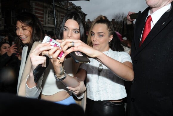 Kendall Jenner et Cara Delevingne lors du défilé Topshop Unique automne-hiver 2015-2016. Londres, le 22 février 2015.