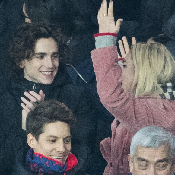 Stéphane Bak, Timothée Chalamet, Florence Pugh dans les tribunes lors du match de Champions League "PSG - Galatasaray (5-0)" au Parc des Princes à Paris, le 11 décembre 2019. © Cyril Moreau/Bestimage