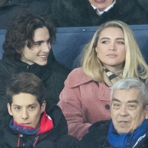 Timothée Chalamet, Florence Pugh, Saoirse Ronan dans les tribunes lors du match de Champions League "PSG - Galatasaray (5-0)" au Parc des Princes à Paris, le 11 décembre 2019. © Cyril Moreau/Bestimage