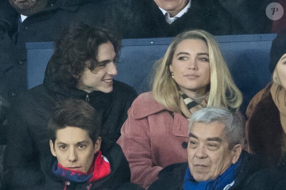 Timothée Chalamet, Florence Pugh dans les tribunes lors du match de Champions League "PSG - Galatasaray (5-0)" au Parc des Princes à Paris, le 11 décembre 2019. © Cyril Moreau/Bestimage