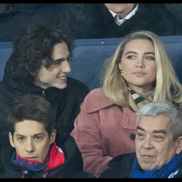 Timothée Chalamet, Florence Pugh dans les tribunes lors du match de Champions League "PSG - Galatasaray (5-0)" au Parc des Princes à Paris, le 11 décembre 2019. © Cyril Moreau/Bestimage