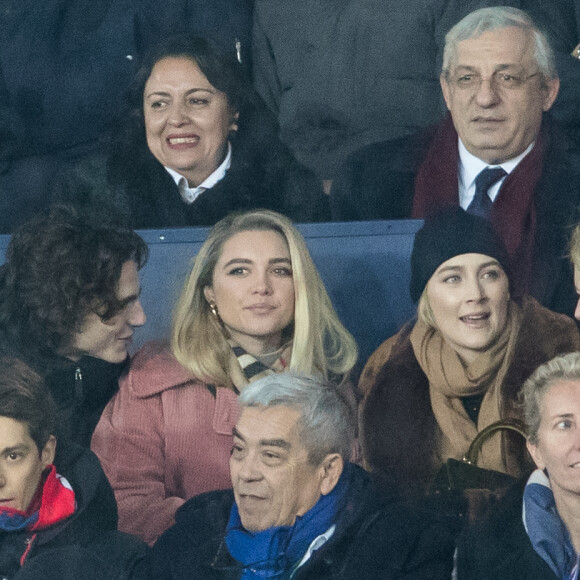 Timothée Chalamet, Florence Pugh, Saoirse Ronan dans les tribunes lors du match de Champions League "PSG - Galatasaray (5-0)" au Parc des Princes à Paris, le 11 décembre 2019. © Cyril Moreau/Bestimage