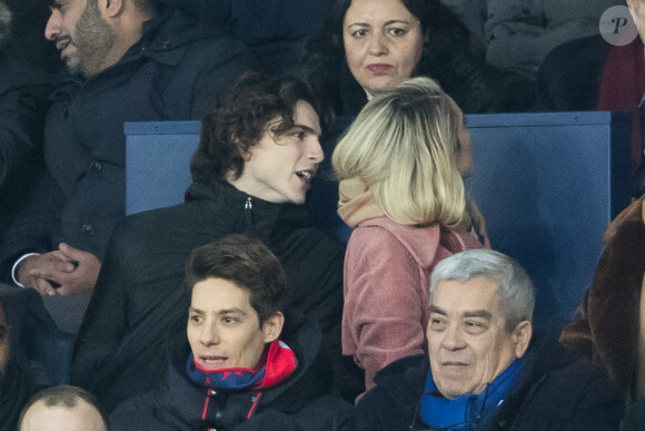 Timothée Chalamet, Florence Pugh dans les tribunes lors du match de Champions League "PSG - Galatasaray (5-0)" au Parc des Princes à Paris, le 11 décembre 2019. © Cyril Moreau/Bestimage